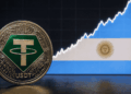 Moneda de USDT y gráfico de precios ascendente. El gráfico tiene los colores de la bandera argentina.