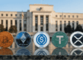 Un banco y las principales criptomonedas.