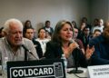 Personas dando testimonios molestas y tristes, con bitcoin alrededor y el logo de Coldcard.