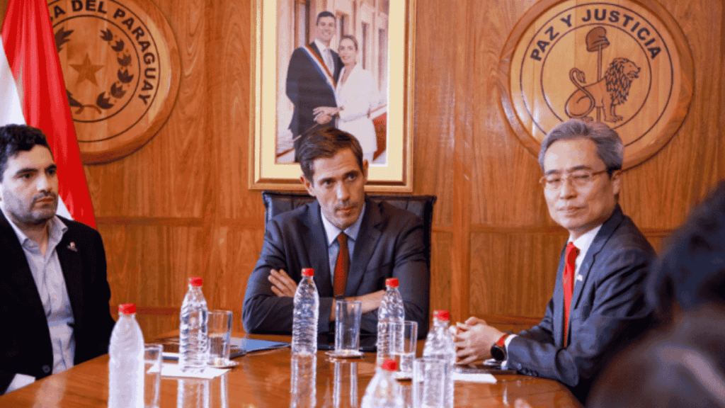 El ministro de Industria y Comercio, Marco Riquelme, acompañado del viceministro de Rediex, Eduardo Gustale, recibió al embajador de la República de China (Taiwán), Iván Lee.