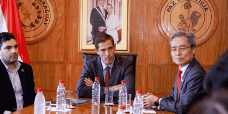 El ministro de Industria y Comercio, Marco Riquelme, acompañado del viceministro de Rediex, Eduardo Gustale, recibió al embajador de la República de China (Taiwán), Iván Lee.