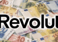Primer plano: logo de Revolut. Fondo: billetes de euro.