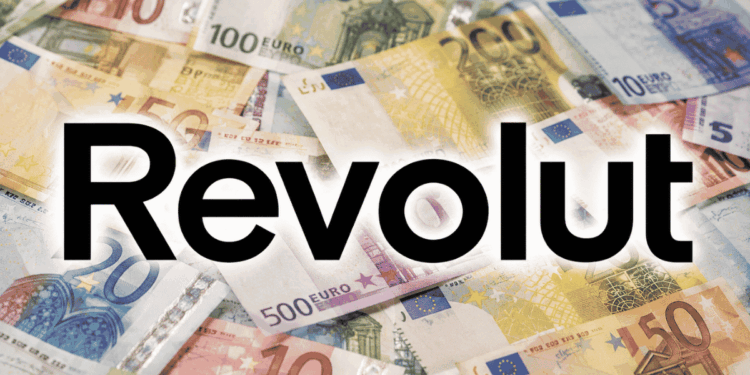 Primer plano: logo de Revolut. Fondo: billetes de euro.