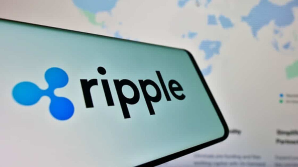Teléfono inteligente que refleja el logo de Ripple.
