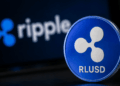 Moneda de RLUSD y logo de Ripple.