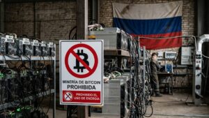 Mineros de bitcoin con el símbolo de prohibido y de fondo la bandera de Rusia