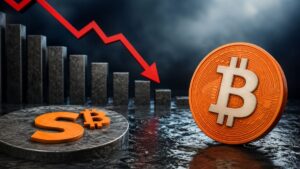 Moneda de Bitcoin junto a una gráfica financiera con flecha roja en descenso y el logo de Strategy sobre un pedestal.