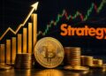 Logotipo de Strategy de inversión en bitcoin con gráfico de crecimiento.