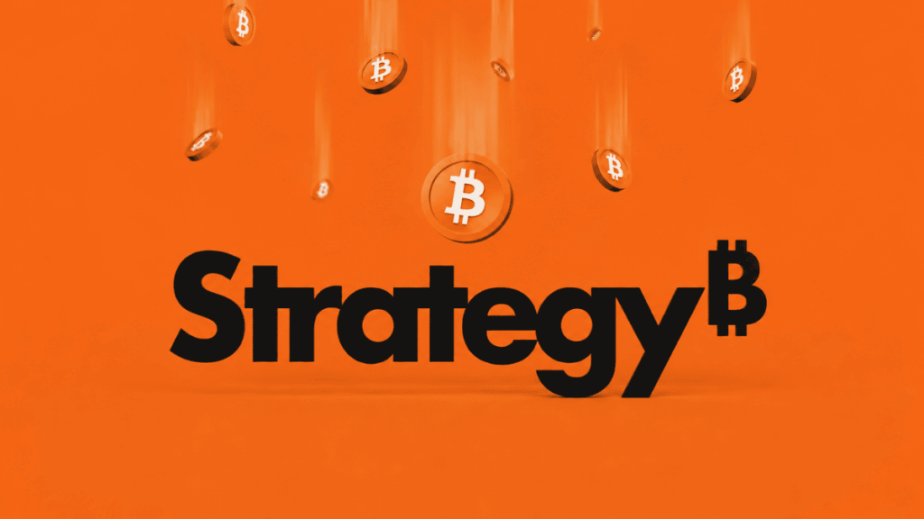 Una lluvia de bitcoin sobre el logo de Strategy.