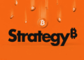 Una lluvia de bitcoin sobre el logo de Strategy.