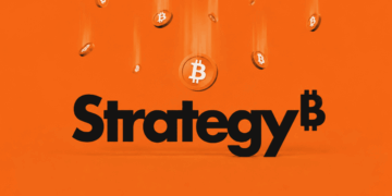 Una lluvia de bitcoin sobre el logo de Strategy.