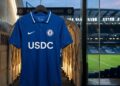 Camiseta local del Chelsea FC con patrocinador USDC en Stamford Bridge.