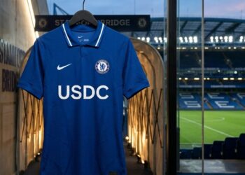 Camiseta local del Chelsea FC con patrocinador USDC en Stamford Bridge.