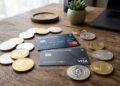 Tarjetas de débito con monedas de USDT y USDC alrededor.