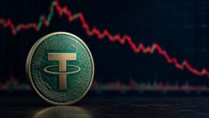 Moneda Tether (USDT) física verde y dorada frente a gráfico de precios bajista.