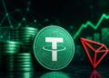 Moneda de USDT de Tether junto al logo de Tron y un gráfico de barras verde en ascensión.