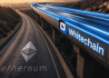 2 autopistas paralelas. Una con el logo de Ethereum, otra con el logo de Whitechain.