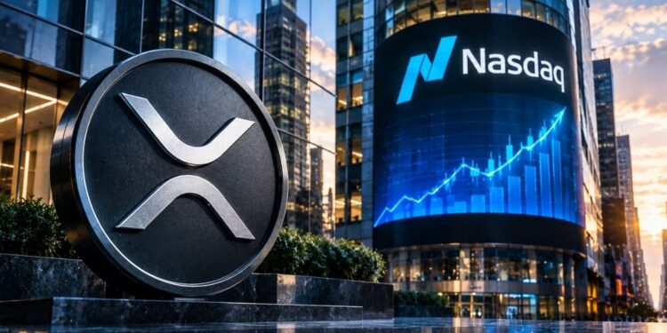 Moneda plateada con el logo de XRP en primer plano frente a una pantalla del edificio Nasdaq.
