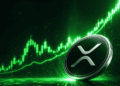 Moneda física de XRP y gráfico de precio genérico ascendente.