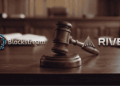 Logo de ambas empresas. Un martillo de tribunal.