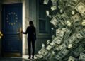 Imagen conceptual: puerta europea cerrándose sobre Binance, con el dólar dominando la escena.