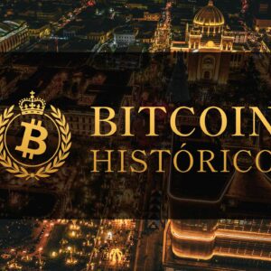 Texto "BITCOIN HISTÓRICO" y logo dorado superpuestos sobre una ciudad iluminada de noche.
