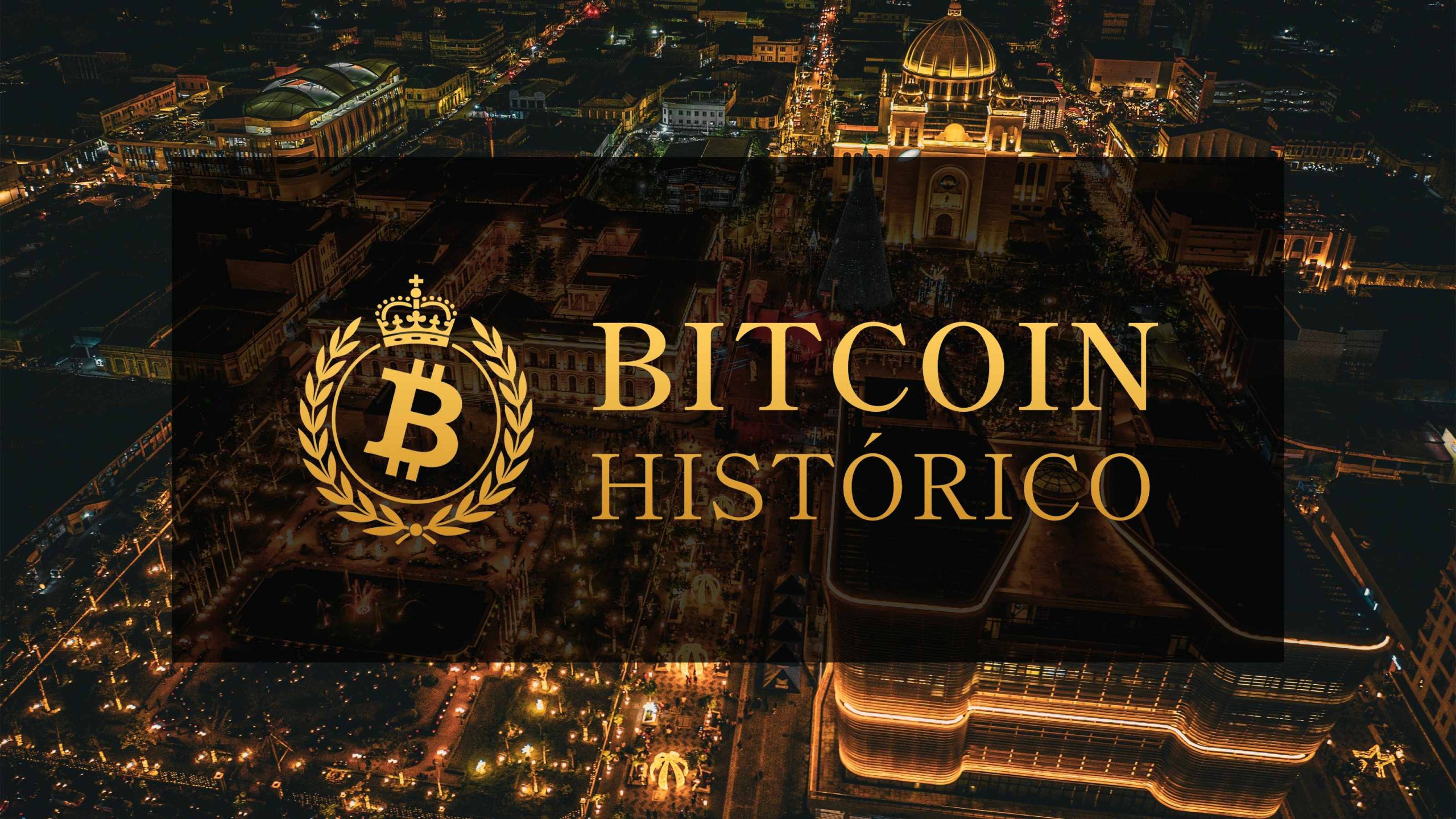 Texto "BITCOIN HISTÓRICO" y logo dorado superpuestos sobre una ciudad iluminada de noche.