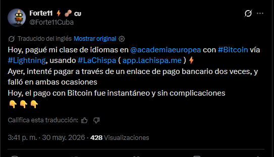 Captura de pantalla de un tuit publicado por Forte11 en su cuenta @Forte11Cuba con un avatar de robot. El texto en español indica que pagó su clase de idiomas con Bitcoin a través de la red Lightning usando la aplicación LaChispa. Explica que el día anterior intentó pagar dos veces con un enlace de pago bancario y falló en ambas ocasiones. En contraposición, afirma que el pago con Bitcoin fue instantáneo y sin complicaciones. La publicación muestra la fecha del 30 de mayo de 2026 y tiene 428 visualizaciones.