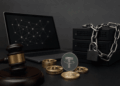 Mazo judicial, criptomonedas y servidores bloqueados con un candado.