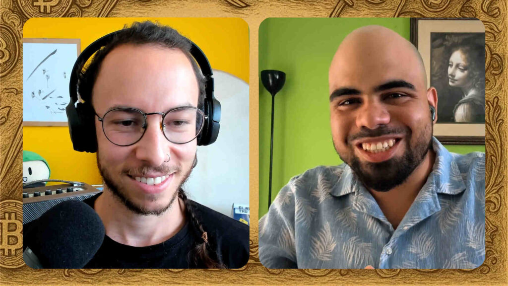 Captura de pantalla de una videollamada dividida en dos, enmarcada con un borde dorado con el logotipo de Bitcoin. A la izquierda, el anfitrión Iván Gómez: un hombre con el pelo largo recogido en una coleta, gafas redondas, auriculares grandes y una camiseta negra, sonriendo frente a un micrófono y un fondo amarillo. A la derecha, el invitado Forte11: un hombre calvo con barba, camisa azul con estampado.