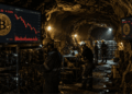 Mineros de bitcoin operando en una cueva.
