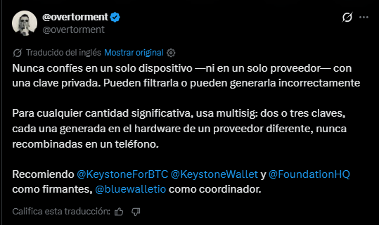 Captura de pantalla de un mensaje en la red social X publicado por Igor Korsakov (@overtorment). En el texto advierte: «Nunca confíes en un solo dispositivo, ni en un solo proveedor, con una clave privada. Pueden filtrarla o pueden generarla incorrectamente». Recomienda el uso de esquemas multifirma (multisig) con dispositivos de hardware como Keystone y Foundation, utilizando BlueWallet únicamente como aplicación coordinadora.