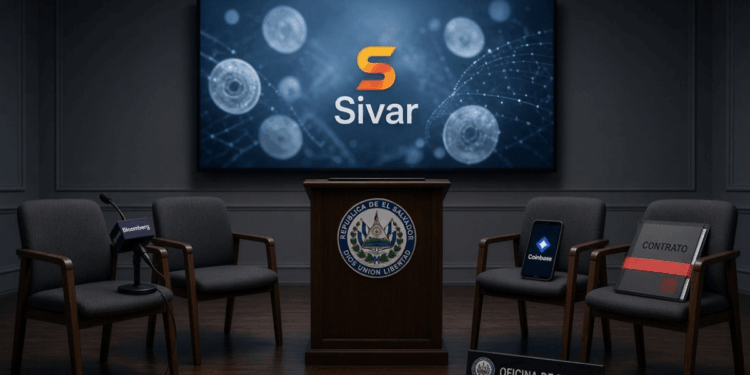 Sala de prensa oficial vacía en El Salvador. Al centro, un atril con el escudo nacional y una pantalla encendida que muestra el logotipo de Sivar sobre stablecoins digitales. Alrededor, cuatro sillas vacías: una con micrófono de Bloomberg, otra con teléfono de Coinbase, otra con carpeta sellada con cinta roja marcada "contrato" y otra con placa de la Oficina de Bitcoin. En el suelo, un periódico con el titular "Government-backed" parcialmente visible. No hay personas. Iluminación fría, composición simétrica, atmósfera de contradicción.