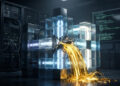 En el corazón de un oscuro centro de datos, una estructura cúbica de bloques transparentes iluminada por una fría luz azulada sufre una fractura profunda en su núcleo, de la cual brota un torrente incontenible de oro líquido que se derrama sobre el suelo pulido. Este derrame metálico, cuyo cálido brillo contrasta bruscamente con la frialdad del entorno digital, simboliza una fuga masiva de capital originada por una vulnerabilidad estructural silenciosa en lugar de un ataque externo explosivo. La escena, enmarcada por armarios de servidores y un monitor desenfocado que muestra líneas de código en penumbra, captura la gravedad de un colapso financiero provocado por un fallo fundamental en el diseño de una infraestructura crítica.