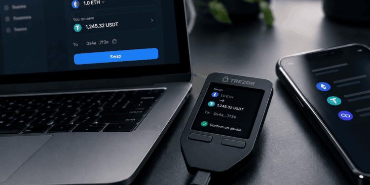 Wallet física conectada a una computadora para verificar una transacción de criptomonedas