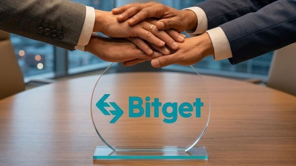 Personas en traje estrechando y uniendo sus manos sobre una placa transparente con el logo de Bitget en una mesa de reuniones.