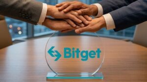 Personas en traje estrechando y uniendo sus manos sobre una placa transparente con el logo de Bitget en una mesa de reuniones.