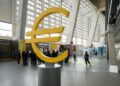 Fotografía de monumento del euro en la sede del BCE en Frankfurt.