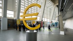 Fotografía de monumento del euro en la sede del BCE en Frankfurt.