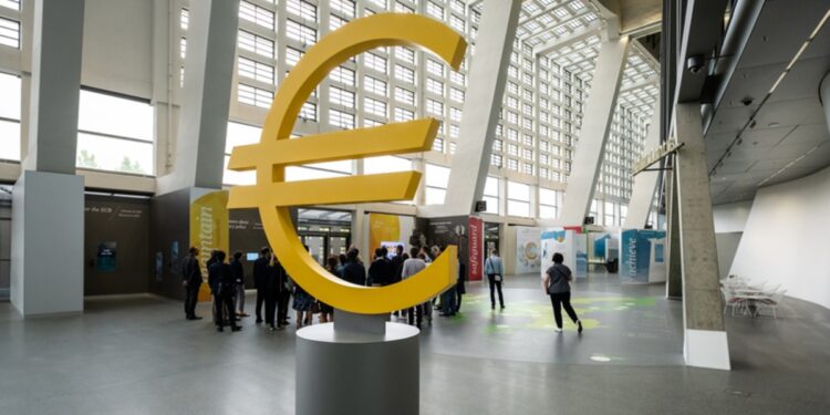 Fotografía de monumento del euro en la sede del BCE en Frankfurt.
