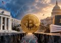 Una moneda física de bitcoin entre el edificio de la FED y el Congreso de Estados Unidos.
