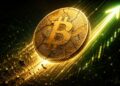 Una moneda física de bitcoin con grietas se desliza sobre una flecha verde.