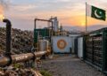 Planta de minería de Bitcoin alimentada por biogás en un vertedero de Pakistán, con contenedores de procesadores y una bandera nacional al atardecer.