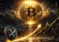 Una moneda de XRP debajo de una moneda física de bitcoin dorada