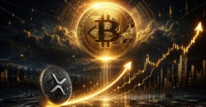 Una moneda de XRP debajo de una moneda física de bitcoin dorada