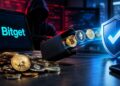Hacker encapuchado junto a una laptop con el logo de Bitget, monedero digital y criptomonedas protegidas por un escudo de seguridad.