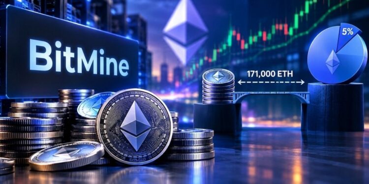 Una pila de criptomonedas Ethereum en primer plano con un gran monitor en el fondo que muestra el logotipo de BitMine.