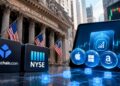 Edificio de la Bolsa de Nueva York con logotipos de Blockchain.com, NYSE y fichas de empresas tecnológicas como Apple, Microsoft, Amazon y Tesla en una pantalla digital.