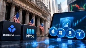 Edificio de la Bolsa de Nueva York con logotipos de Blockchain.com, NYSE y fichas de empresas tecnológicas como Apple, Microsoft, Amazon y Tesla en una pantalla digital.