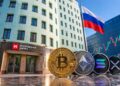 Monedas de bitcoin y criptomonedas frente al edificio de la Bolsa de Moscú.